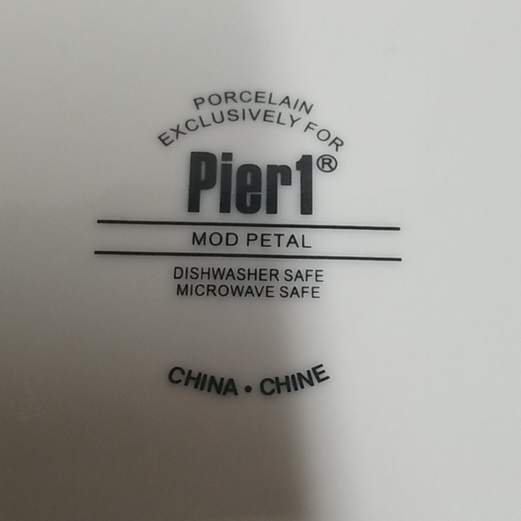 Pier 1 8" Plate Set of 2 Mod Petal Pattern - Picture 4 of 4